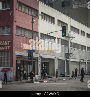 Los Angeles, Californie, USA. 4e Mar, 2016. Un restaurant et Food Mart à 6e et San Julian Street fournit un point de la congrégation, qu'elle soit ouverte ou fermée. La Mission de minuit est en face au 6e et San Pedro. © Fred Hoerr/ZUMA/Alamy Fil Live News Banque D'Images