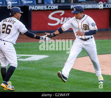 San Diego, USA. 2 juin, 2016. SAN DIEGO, 2 juin, 2016 | Les Padres' Jon Jay, droite, est félicité par Yangervis Esmerelda Solarte après Jay marqué sur un seul coup par Matt Kemp dans la première manche du match contre les Padres navigateurs au Petco Park de San Diego, jeudi. | Photo par Hayne Palmour IV/San Diego Union-Tribune/crédit obligatoire : HAYNE PALMOUR IV/SAN DIEGO UNION TRIBUNE-/ZUMA PRESS San Diego Union-Tribune Photo par Hayne Palmour IV Copyright 2016 © Hayne Palmour iv/San Diego Union-Tribune/ZUMA/Alamy Fil Live News Banque D'Images