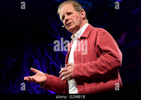 Hay Festival 2016, Hay on Wye, Galles UK Vendredi 03 Juin 2016 de l'auteur Michael Morpurgo parlant de son nouveau roman 'pacifiques'' au 2016 Hay Festival de la littérature et des Arts pour dix jours à la fin de mai et au début juin, la petite ville de Hay on Wye sur la frontière devient le Wales-England "Woodstock de l'esprit', et attire certains des mondes meilleurs écrivains, romanciers et poètes Photo © Keith Morris Banque D'Images
