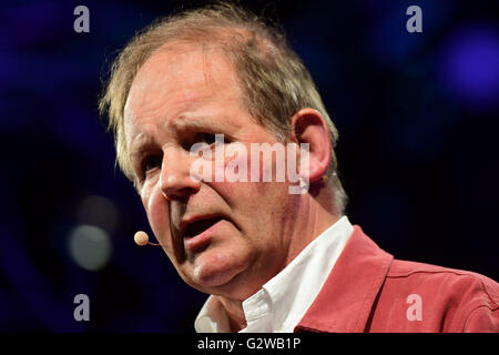 Hay Festival 2016, Hay on Wye, Powys, Wales UK Vendredi 03 Juin 2016 de l'auteur Michael Morpurgo parlant de son nouveau roman 'pacifiques'' au 2016 Hay Festival de la littérature et des Arts pour dix jours à la fin de mai et au début juin, la petite ville de Hay on Wye sur la frontière devient le Wales-England "Woodstock de l'esprit', et attire certains des mondes meilleurs écrivains, romanciers et poètes Crédit photo : Keith morris/Alamy Live News Banque D'Images