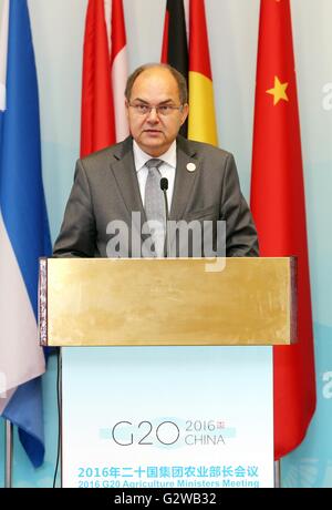 Xi'an, province du Shaanxi en Chine. 3 juin, 2016. Le ministre de l'Agriculture allemand Christian Schmidt traite de la réunion des ministres de l'Agriculture du G20 à Xi'an, province du Shaanxi du nord-ouest de la Chine, le 3 juin 2016. © Mu Jialiang/Xinhua/Alamy Live News Banque D'Images