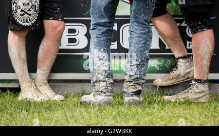 Nuremberg, Allemagne. 3 juin, 2016. Jambes boueuses au festival de musique "Rock im Park" à Nuremberg, Allemagne, 3 juin 2016. Plus de 80 groupes produire au festival jusqu'au 5 juin 2016. PHOTO : DANIEL KARMANN/dpa/Alamy Live News Banque D'Images