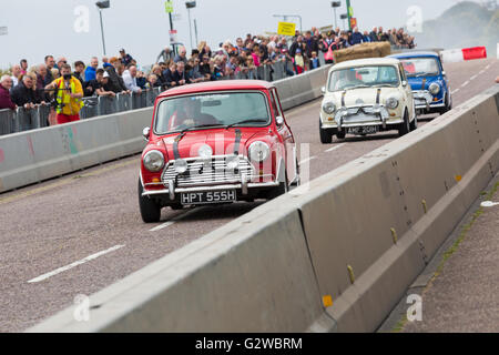 Bournemouth, Dorset UK 3 juin 2016. Le premier jour du Festival de roues de Bournemouth. L'Italienne a lieu dans Bournemouth, Paul Swift stuntman et amis effectuer le vol audacieux dans leur rouge, bleu et blanc minis. Credit : Carolyn Jenkins/Alamy Live News Banque D'Images