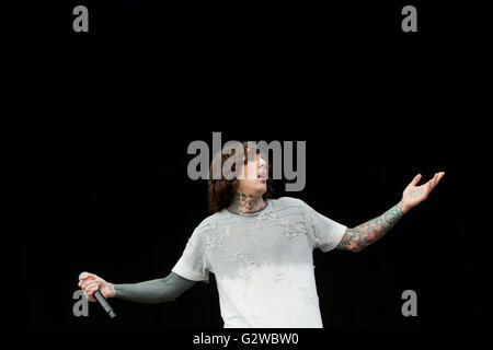 Nuremberg, Allemagne. 3 juin, 2016. Oliver Sykes, le leader du groupe britannique 'Bring Me The Horizon', effectuant au festival de musique "Rock im Park" à Nuremberg, Allemagne, 3 juin 2016. Plus de 80 groupes produire au festival jusqu'au 5 juin 2016. PHOTO : DANIEL KARMANN/dpa/Alamy Live News Banque D'Images