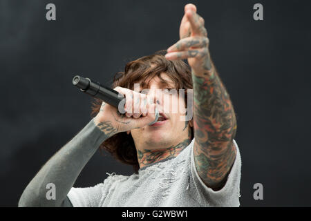 Nuremberg, Allemagne. 3 juin, 2016. Oliver Sykes, le leader du groupe britannique 'Bring Me The Horizon', effectuant au festival de musique "Rock im Park" à Nuremberg, Allemagne, 3 juin 2016. Plus de 80 groupes produire au festival jusqu'au 5 juin 2016. PHOTO : DANIEL KARMANN/dpa/Alamy Live News Banque D'Images