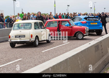 Bournemouth, Dorset UK 3 juin 2016. Le premier jour du Festival de roues de Bournemouth. L'Italienne a lieu dans Bournemouth, Paul Swift stuntman et amis effectuer le vol audacieux dans leur rouge, bleu et blanc minis. Credit : Carolyn Jenkins/Alamy Live News Banque D'Images