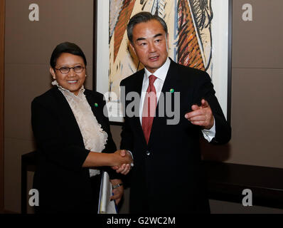 Paris, France. 3 juin, 2016. Le Ministre chinois des affaires étrangères Wang Yi (R) rencontre avec le Ministre indonésien des affaires étrangères Marsudi Retno à Paris, capitale de la France, le 3 juin 2016. © Ye Pingfan/Xinhua/Alamy Live News Banque D'Images