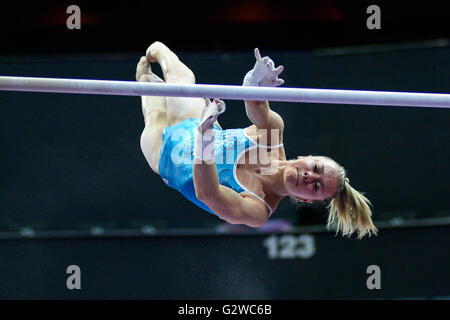 Hartford, Connecticut, USA. 3 juin, 2016. FOBERG JAZMYN pratiques sur les barres asymétriques au cours de la formation pour le podium des Championnats classique secret tenu au XL Center à Hartford, Connecticut. Credit : Amy Sanderson/ZUMA/Alamy Fil Live News Banque D'Images