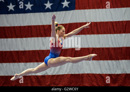 Hartford, Connecticut, USA. 3 juin, 2016. MYKAYLA SKINNER pratiques sur le fléau de la balance au cours de la formation pour le podium des Championnats classique secret tenu au XL Center à Hartford, Connecticut. Credit : Amy Sanderson/ZUMA/Alamy Fil Live News Banque D'Images