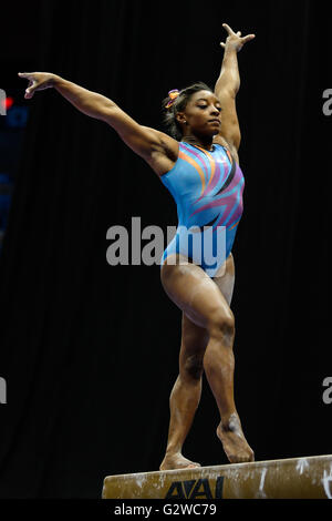 Hartford, Connecticut, USA. 3 juin, 2016. Trois fois champion du monde SIMONE BILES pratiques sur le fléau de la balance au cours de la formation pour le podium des Championnats classique secret tenu au XL Center à Hartford, Connecticut. Credit : Amy Sanderson/ZUMA/Alamy Fil Live News Banque D'Images