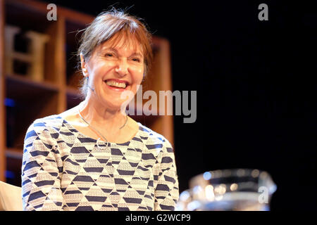 Hay Festival, Pays de Galles, Royaume-Uni - Vendredi 3 juin 2016 - Auteur Marina Lewycka sur scène parle de sa carrière et de son dernier livre l'héritage Lubetkin, situé autour d'une communauté dans le nord de Londres. Photographie Steven Mai / Alamy Live News Banque D'Images