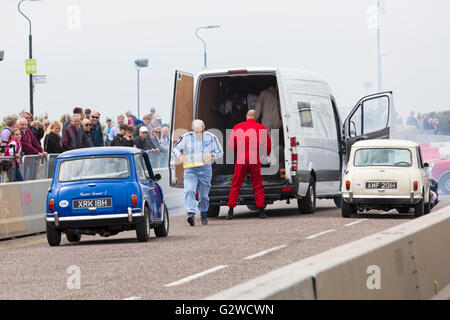 Bournemouth, Dorset UK 3 juin 2016. Le premier jour du Festival de roues de Bournemouth. L'Italienne a lieu dans Bournemouth, Paul Swift stuntman et amis effectuer le vol audacieux dans leur rouge, bleu et blanc minis. Credit : Carolyn Jenkins/Alamy Live News Banque D'Images