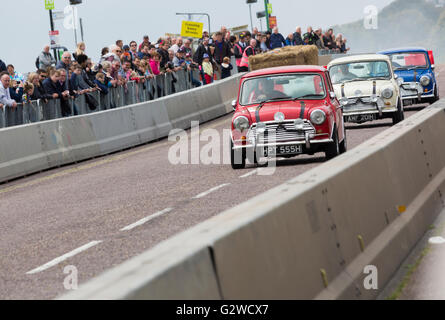 Bournemouth, Dorset UK 3 juin 2016. Le premier jour du Festival de roues de Bournemouth. L'Italienne a lieu dans Bournemouth, Paul Swift stuntman et amis effectuer le vol audacieux dans leur rouge, bleu et blanc minis. Credit : Carolyn Jenkins/Alamy Live News Banque D'Images