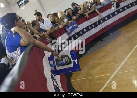 Los Angeles, Californie, USA. 3 juin, 2016. Un partisan de Clinton est titulaire d'une image de 2016 le candidat démocrate Hillary Clinton aux côtés du président américain Barack Obama lors d'une manifestation à Los Angeles. La Californie primaire est prévue pour le 7 juin. Credit : Mariel Calloway/ZUMA/Alamy Fil Live News Banque D'Images