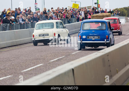 Bournemouth, Dorset UK 3 juin 2016. Le premier jour du Festival de roues de Bournemouth. L'Italienne a lieu dans Bournemouth, Paul Swift stuntman et amis effectuer le vol audacieux dans leur rouge, bleu et blanc minis. Credit : Carolyn Jenkins/Alamy Live News Banque D'Images