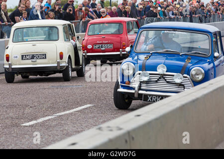 Bournemouth, Dorset UK 3 juin 2016. Le premier jour du Festival de roues de Bournemouth. L'Italienne a lieu dans Bournemouth, Paul Swift stuntman et amis effectuer le vol audacieux dans leur rouge, bleu et blanc minis. Credit : Carolyn Jenkins/Alamy Live News Banque D'Images