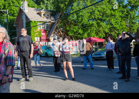 Detroit, Michigan, USA - 3 juin 2016 - Les membres de l'éviction de Detroit stand de la défense dans la rue après avoir tourné le dos une tentative d'évincer Jennette Shannon à partir de son domicile. Protégé par la police, une autre tentative d'expulsion plus tard dans la journée, réussi à faire Shannon sans-abri. Banque D'Images