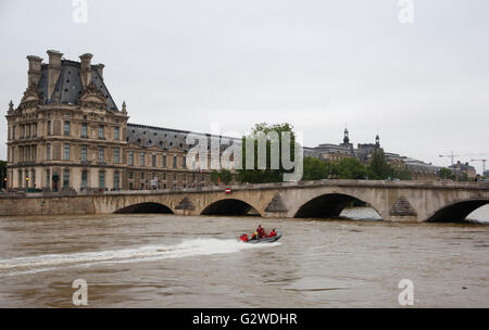 Paris, France. 3 juin, 2016. Une des patrouilles de police sur la Seine en face du musée du Louvre à Paris, France, le 3 juin 2016. En raison de fortes pluies dans les villes françaises, les eaux de crue ont atteint des niveaux alarmants, forçant des milliers de personnes à quitter leurs foyers, et plonge Paris dans le quartier animé et sites sites les plus visités dans le chaos. Credit : Ye Pingfan/Xinhua/Alamy Live News Banque D'Images