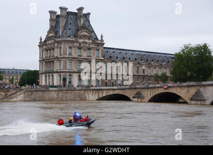 Paris, France. 3 juin, 2016. Une des patrouilles de police sur la Seine en face du musée du Louvre à Paris, France, le 3 juin 2016. En raison de fortes pluies dans les villes françaises, les eaux de crue ont atteint des niveaux alarmants, forçant des milliers de personnes à quitter leurs foyers, et plonge Paris dans le quartier animé et sites sites les plus visités dans le chaos. Credit : Ye Pingfan/Xinhua/Alamy Live News Banque D'Images