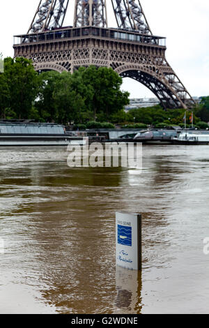 Paris, France. 06Th Juin, 2016. L'injection de l'eau de la Seine après les grandes pluies. Une plaque de rue Paris Seine avec la Tour Eiffel en arrière-plan. Crédit : Guillaume Louyot/Alamy Live News Banque D'Images