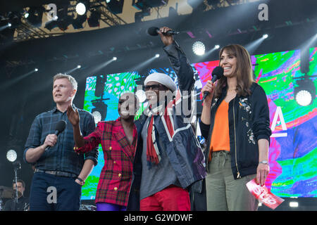 Eden Project. Cornwall. UK. 3 juin 2016. Vu ici Laura Mvula, Nile Rodgers et Alex Jones et Patrick Kielty à partir de la BBC One Show. Laura Mvula est un auteur-compositeur-interprète Depuis Birmingham connue pour son pop orchestrale unique son. Son premier album, chanter à la lune, a été libéré à acclaim et un top 10 chart position en mars 2013. Son deuxième album studio, la chambre de rêve, est prévu pour le 17 juin. Nile Rodgers, était un jour de la musique de la BBC et l'ambassadeur a assisté à la finale de BBC Music journée à l'Eden Project dans la région de Cornwall. Crédit : Simon Maycock/Alamy Live News Banque D'Images