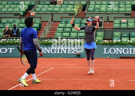 Paris, France. 04 Juin, 2016. Roland Garros, Paris, France, French Open tennis championships, jour 13. Martina Hingis (SUI) et Leander Paes (IND) célèbrent leur victoire finale contre Sania Mirza (IND) et Ivan Dodig (CRO) : Action de Crédit Plus Sport Images/Alamy Live News Banque D'Images