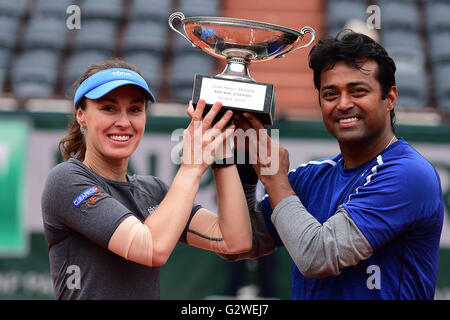 Paris, France. 04 Juin, 2016. Roland Garros, Paris, France, French Open tennis championships, jour 13. Martina Hingis (SUI) et Leander Paes (IND) célèbrent leur victoire finale contre Sania Mirza (IND) et Ivan Dodig (CRO) : Action de Crédit Plus Sport Images/Alamy Live News Banque D'Images