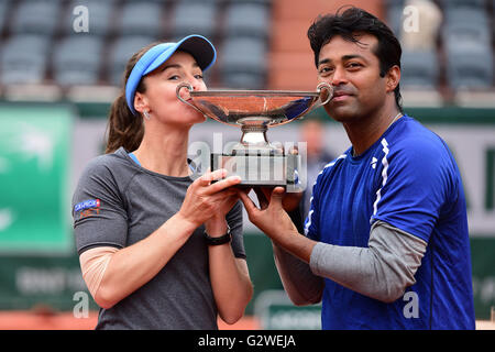 Paris, France. 04 Juin, 2016. Roland Garros, Paris, France, French Open tennis championships, jour 13. Martina Hingis (SUI) et Leander Paes (IND) célèbrent leur victoire finale contre Sania Mirza (IND) et Ivan Dodig (CRO) : Action de Crédit Plus Sport Images/Alamy Live News Banque D'Images