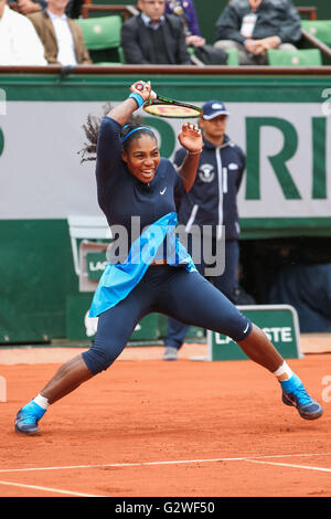 Paris, France. 3 juin, 2016. Serena Williams (USA) Tennis : Serena Williams, de l'féminin au cours de la demi-finale du tournoi de tennis contre Kiki Bertens des Pays-Bas à la Roland Garros à Paris, France . Credit : AFLO/Alamy Live News Banque D'Images