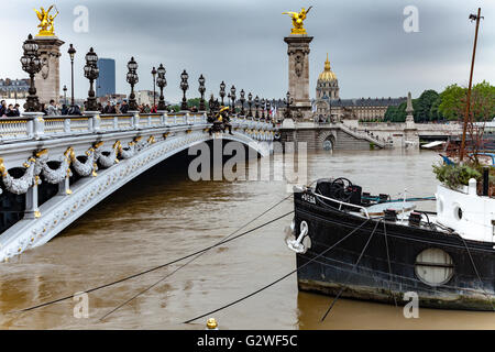 Paris, France. 3 juin, 2016. L'injection de l'eau de la Seine après les grandes pluies. Les gens de Pont Alexandre III sont à la recherche d'inondations. En arrière-plan, l'entrée de Faust de nuit est en partie sous l'eau. Crédit : Guillaume Louyot/Alamy Live News Banque D'Images