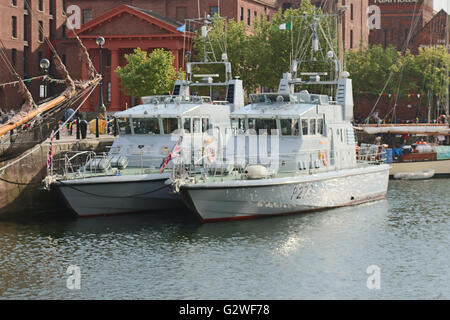 Canning Dock, Liverpool, Royaume-Uni, 3 juin deux Royal Navy P 2000 Archer et la formation de patrouille de classe HMS Bateaux Expliot nad HMS Pursuer où amarré dans alongsidde Canning Dock Liverpool pendant le Festival International de la rivière Mersey HMS Expliot commandé initialement pour dissous Royal Naval Service Auxiliaire (RNXS) et avait une coque noire comme d'autres navires. RNXS Crédit : David Billinge/Alamy Live News Banque D'Images