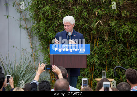 Santa Monica, Californie, USA. 3 juin, 2016. L'ancien président Bill Clinton donne un discours lors d'un rassemblement pour la campagne présidentielle américaine Hillary Clinton à la bergamote centrale de Santa Monica, Californie, USA. Hillary Clinton est confrontée à une course serrée dans la Californie élection primaire qui aura lieu le 7 juin 2016. Bill Clinton a fait plusieurs arrêts dans le sud de la Californie à prendre la parole lors d'événements et de campagne en son nom. crédit : Sheri determan / alamy live news Banque D'Images