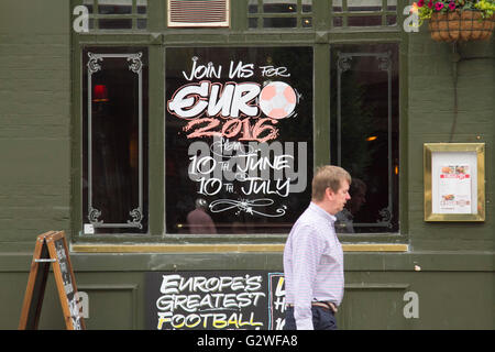 London UK. 4 juin 2016. Un pub à Raynes Park Londres annonce et accueille les clients pour l'EURO 2016 Tournoi de soccer en France qui débute le 10 juin : Crédit amer ghazzal/Alamy Live News Banque D'Images