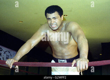 Arlington, Virginia, USA. Apr 20, 1976. Heavyweight Champion Muhammad Ali parle à la presse au cours d'une session de formation pour son combat contre Jimmy Young à Arlington, en Virginie, le 20 avril, 1976.Crédit : Arnie Sachs/CNP © Arnie Sachs/CNP/ZUMA/Alamy Fil Live News Banque D'Images