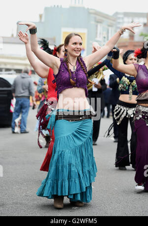 Brighton UK 4 Juin 2016 - danseurs et artistes prendront part au Défilé des fleurs qui commence le carnaval de Kemptown à Brighton aujourd'hui . Des milliers de personnes affluent pour le carnaval qui est l'un des plus grands événements communautaires dans la ville avec des groupes se produisent sur 6 scènes dans toute l'après-midi Crédit : Simon Dack/Alamy Live News Banque D'Images