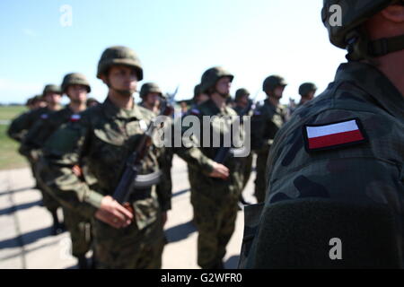 Warszawa Gdanski , Pologne 4e, juin 2016 49th Air Base dans Warszawa Gdanski. Douzaine de militaires des Forces de réserve nationales volontaires serment cérémonie est vu. Les Forces de réserve nationales (ASR) est une formation militaire volontaire des citoyens établis en Pologne durant la seconde moitié de 2010 en vertu de la Loi sur l'obligation de défendre la République de Pologne. L'unité est créée sur le modèle de la National Guard. Banque D'Images