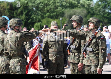 Warszawa Gdanski , Pologne 4e, juin 2016 49th Air Base dans Warszawa Gdanski. Douzaine de militaires des Forces de réserve nationales volontaires serment cérémonie est vu. Les Forces de réserve nationales (ASR) est une formation militaire volontaire des citoyens établis en Pologne durant la seconde moitié de 2010 en vertu de la Loi sur l'obligation de défendre la République de Pologne. L'unité est créée sur le modèle de la National Guard. Banque D'Images