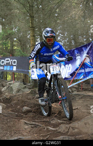 Fort William, Écosse, Royaume-Uni. 04 Juin, 2016. Ruaridh Cunningham GBR pratiquer sur le parcours, pour la Coupe du Monde de VTT de descente à Fort William, Écosse le 4 juin 2016. Credit : Malcolm Gallon/Alamy Live News Banque D'Images