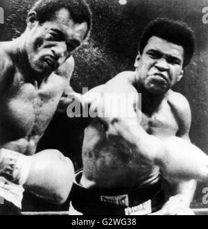 Fichier - Un fichier photo datée du 10 septembre 1973 nous montre le boxeur Muhammad Ali (R) frappe la tête de Ken Norton à Inglewood, Californie, USA. Né Cassius Clay, légende de boxe Muhammad Ali, appelé 'la plus grande, ' est mort le 03 juin 2016 à Phoenix, Arizona, USA, à l'âge de 74 ans, un porte-parole de la famille a dit. Photo : UPI/dpa Banque D'Images