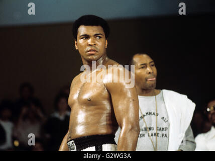 Fichier - Un fichier photo datée du 15 mai 1975 nous montre boxeur Muhammad Ali (/L) au cours d'une session de formation avant son combat contre l'Angleterre Richard Dunn à Munich, Allemagne. Né Cassius Clay, légende de boxe Muhammad Ali, appelé 'la plus grande, ' est mort le 03 juin 2016 à Phoenix, Arizona, USA, à l'âge de 74 ans, un porte-parole de la famille a dit. Photo : Istvan Bajzat/dpa Banque D'Images