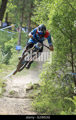 Fort William, Écosse, Royaume-Uni. 04 Juin, 2016. Neil Stewart GBR pratiquer sur le parcours, pour la Coupe du Monde de VTT de descente à Fort William, Écosse le 4 juin 2016. Credit : Malcolm Gallon/Alamy Live News Banque D'Images