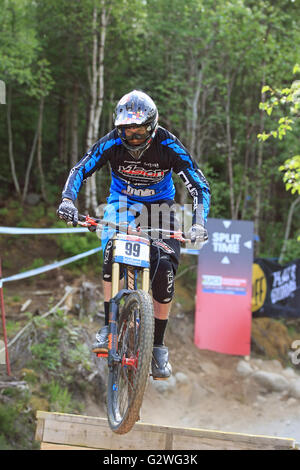 Fort William, Écosse, Royaume-Uni. 04 Juin, 2016. George Gannicott GBR pratiquer sur le parcours, pour la Coupe du Monde de VTT de descente à Fort William, Écosse le 4 juin 2016. Credit : Malcolm Gallon/Alamy Live News Banque D'Images