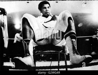 Fichier - Un fichier photo datée du 18 février 1976 nous montre boxeur Muhammad Ali s'exprimant lors d'une conférence de presse dans le ring à un camp de formation à Porto Rico. Né Cassius Clay, légende de boxe Muhammad Ali, appelé 'la plus grande, ' est mort le 03 juin 2016 à Phoenix, Arizona, USA, à l'âge de 74 ans, un porte-parole de la famille a dit. Photo : AFP Banque D'Images