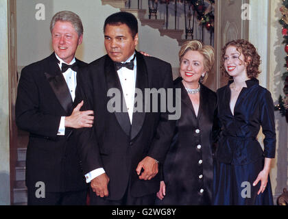 Première famille pose pour une photo avec Muhammad Ali à la Maison Blanche, Objectifs du Millénaire pour le dîner à Washington, DC, le 31 décembre, 1999. (L-R) Le président des États-Unis, Bill Clinton, ancien champion poids lourds Muhammad Ali, première dame Hillary Rodham Clinton, et Chelsea Clinton. Credit : Ron Sachs/CNP Banque D'Images