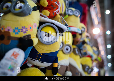 Hanovre, Allemagne. 04 Juin, 2016. Les jouets en peluche de la franchise film larbins vu à un stand au MCM Comic Con à Hanovre, Allemagne, 04 juin 2016. Exposants, stars et fans se rassembleront pour l'événement qui se tiendra du 04 au 05 juin 2016. Photo : SEBASTIAN GOLLNOW/dpa/Alamy Live News Banque D'Images