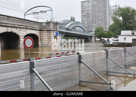 Paris, France. 4 juin, 2016. L'augmentation de l'eau de la rivière Seine est clôturée à Paris, France, le 4 juin 2016. Nombre de morts dans les inondations qui ont frappé le centre de Paris et les villes françaises ont augmenté à quatre avec 24 autres blessés, le Premier ministre français, Manuel Valls, a déclaré samedi. Crédit : Li Genxing/Xinhua/Alamy Live News Banque D'Images