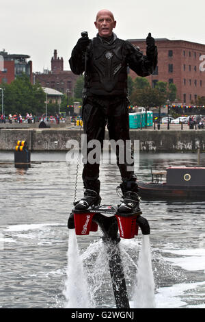 Festival International de la rivière Mersey, Liverpool, Merseyside. 4 juin 2106. Un stunt rider montre ses compétences sur un Flyboard, parfois connu sous le nom de jet ou d'hoverboard. L'eau est forcée sous pression pour une paire de bottes avec des buses sous la poussée qui fournissent pour le cavalier de voler jusqu'à 15 m (49 pi) dans l'air ou de plonger tête première dans l'eau jusqu'à 2,5 m (8 ft). Credit : Cernan Elias/Alamy Live News Banque D'Images