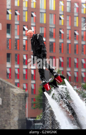 Festival International de la rivière Mersey, Liverpool, Merseyside. 4 juin 2106. Un stunt rider montre ses compétences sur un Flyboard, parfois connu sous le nom de jet ou d'hoverboard. L'eau est forcée sous pression pour une paire de bottes avec des buses sous la poussée qui fournissent pour le cavalier de voler jusqu'à 15 m (49 pi) dans l'air ou de plonger tête première dans l'eau jusqu'à 2,5 m (8 ft). Credit : Cernan Elias/Alamy Live News Banque D'Images