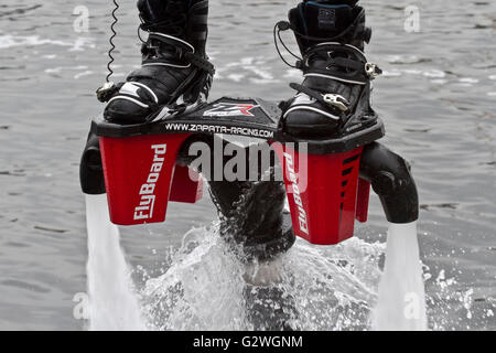 Festival International de la rivière Mersey, Liverpool, Merseyside. 4 juin 2106. Un stunt rider montre ses compétences sur un Flyboard, parfois connu sous le nom de jet ou d'hoverboard. L'eau est forcée sous pression pour une paire de bottes avec des buses sous la poussée qui fournissent pour le cavalier de voler jusqu'à 15 m (49 pi) dans l'air ou de plonger tête première dans l'eau jusqu'à 2,5 m (8 ft). Credit : Cernan Elias/Alamy Live News Banque D'Images