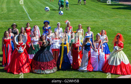 Luebeck-Schlutup, Allemagne. 4 juin, 2016. Filiz Koc (c) dans un noir rouge et or Allemagne robe avec d'autres modèles de robes sur le terrain de football en Luebeck-Schlutup, Allemagne, 4 juin 2016. Robes en portant des modèles les couleurs nationales de l'Euro 2016 equipes participantes se sont présentés au tournoi. Les robes de bal sont par créateur. Offenborn PHOTO : JENS BÜTTNER/DPA/Alamy Live News Banque D'Images